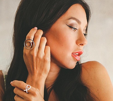 Логунова погуляла з дочкою Нью-Йорком та посвітила тілом у Домінікані