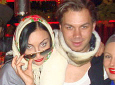 Андре Тан змінив Лободу на пишногруду кралю і скупався у саке