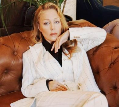 Обіцяю, я чесна: Кароль у костюмі-трійці млосно попозувала на дивані