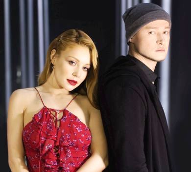 Кароль посвітила голими плечима, а Бумбокс засмоктало в підлогу в кліпі на спільну пісню. ВІДЕО 