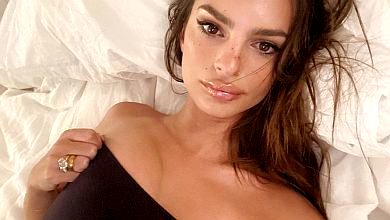 Гола Ратаковскі в ванній зробила сексі-селфі з чоловіком