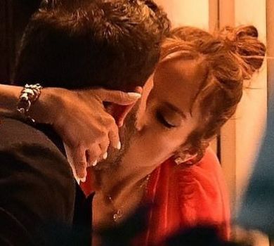 Лопес у кораловій сукні, Аффлек у краватці: перші фото подружжя з медового місяця в Парижі