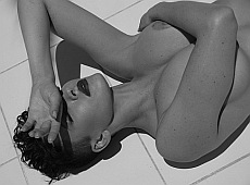 Оголена Астаф’єва у сольному відео показала рівень душі, а не тіла