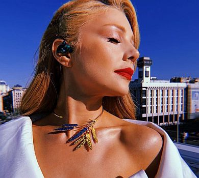 Тіна Кароль у патріотичних прикрасах та Аліна Паш у джинсах виступили на Зе-параді