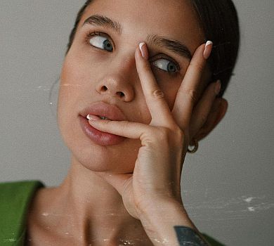 Живу один раз: вагітна Саша Бо змінила колір волосся та зізналася, в якій країні планує народжувати