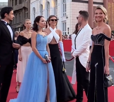 Чорно-білі Полякова й Сільченко, Дорн у халаті та Тігіпки у смокінгах на червоній доріжці Одеського кінофесту