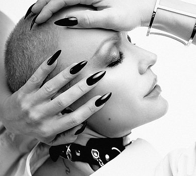 Монро у свій 42-й день народження показалася голомозою та в нашийнику 