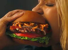 Пенетьєрі у міні-шортах вп'ялася у гамбургер. ВІДЕО