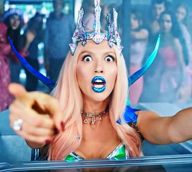 Нічна жриця Полякова вилізла з морозилки і запхала в себе палю ковбаси. ВІДЕО