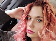 Слава НеАнгел перетворилася на рожевого фламінго. ФОТО