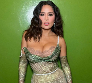 Без мейку і в піжамі: 56-річна Хаєк показала свою природну красу за чаюванням. ФОТО