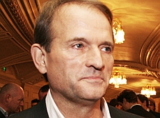 Медведчук прикрасив палац каміном, як у Путіна, позолотою та живописом