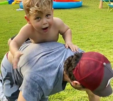 Тато - конячка: Іглесіас грається з 2-річними сином і донькою. Чарівне ВІДЕО