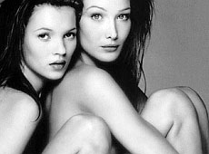 Оголена дружина Ніколя Саркозі з жінкою. Нові ФОТО ню