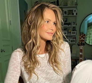 58-річна Макферсон у светрі та крихітних трусиках розказала, чим займається по 25 хвилин щоранку