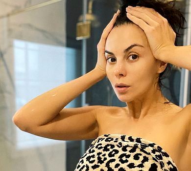 Каменських у велосипедках і топі закликала стояти в планці й не пити вино