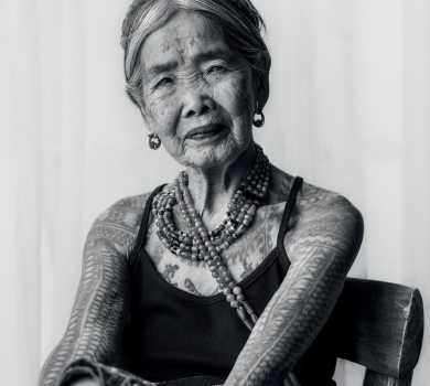 Татуйоване тіло та сиві коси: героїнею обкладинки філіпінського Vogue стала 106-річна жінка. ФОТО