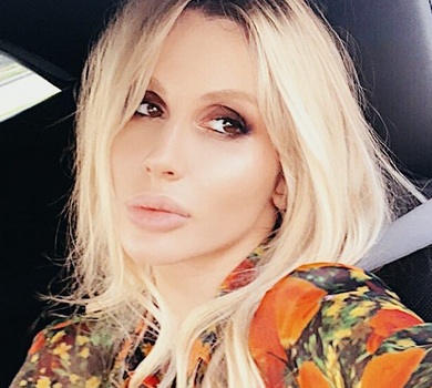 Лобода в шубі інтенсивно розім’яла голе декольте. ВІДЕО