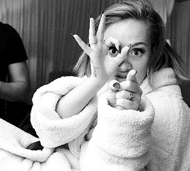 Худезна Адель приголомшила появою в обтислому міні. ФОТО