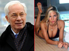 Азарова спокушала сексі білявка у бікіні