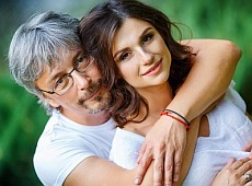 Дружина гендиректора 1+1 показала вагітну фотосесію 