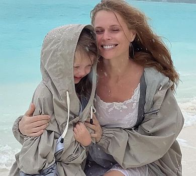 Фреймут на Мальдівах показала дощове селфі з чоловіком та мокрих діточок