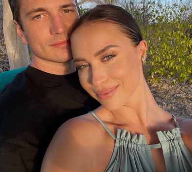 Маремуха топлес показалася в обіймах чоловіка та засвітила парні тату з ним