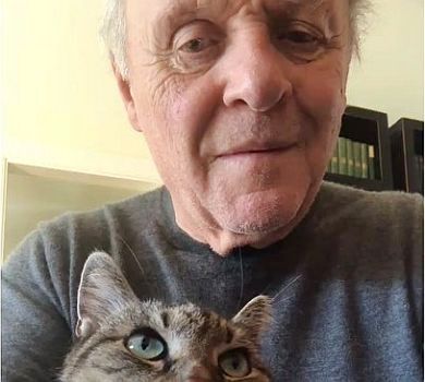 Ентоні Хопкінс та його кіт зачарували мережу карантинним ВІДЕО 