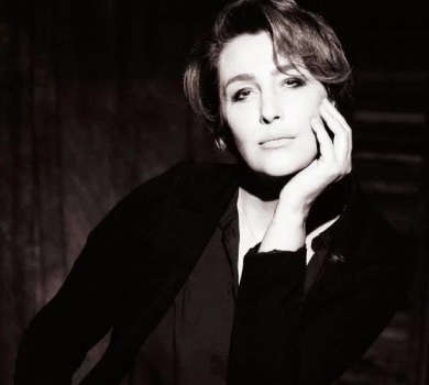 Велася на російську інформацію: Єгорова на колінах попросила вибачення в українців