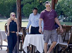 Вагітна наречена Кличка вигуляла голий живіт. ФОТО