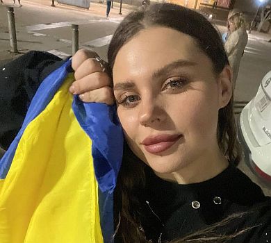 Солістка Kazka заспівала гімн під час підняття прапора України в центрі Нью-Йорка. ВІДЕО 