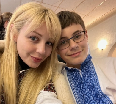 На власні кишенькові гроші: 13-річний син Кароль у Варшаві влаштував частування для українських біженців