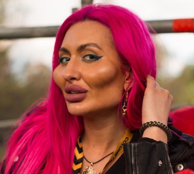 Жінка-вилиці Покрещук у спідньому показала чималі груди після чергової операції. ФОТО