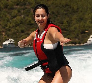 Ярославська в купальнику показалася на дошці та розказала про сімейний спорт  