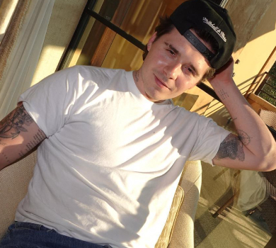 Улюблений зять: Бруклін Бекхем пообіймався з тещею і тестем на відпочинку та поносив їхню дочку на руках