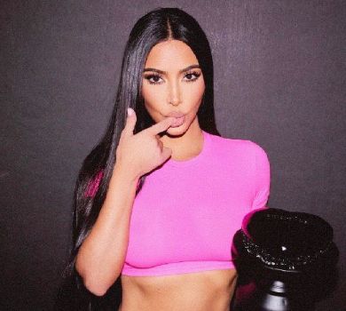 Кім Кардашян у сексі-боді попозувала коло тренажерів. ФОТО