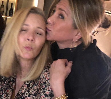 Одна з найулюбленіших людей на планеті: Еністон зворушливо привітала Кудроу із 60-річчям. ФОТО