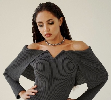 Колишня Богдана в боді та чоботях посвітила стегнами на підлозі