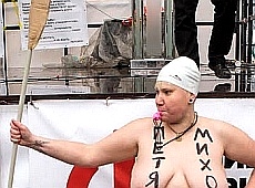 Голий плюс-сайз: Femen з веслом послала Порошенка та Саакашвілі 