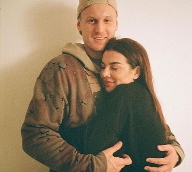 Cедокова в обіймах чоловіка попозувала на камеру з 1990-х