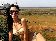 Віка НеАнгел посеред африканської савани розляглася в купальнику 