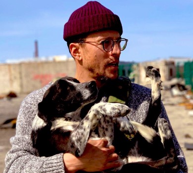 Режисер Джеймса Бонда Кері Фукунага врятував цуценя з-під завалів у харківській області. ФОТО