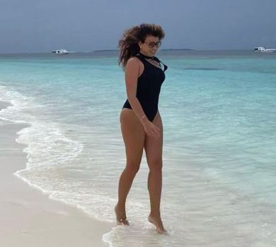 Дружина Монатіка в асиметричному купальнику засвітила форми на тлі океану