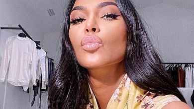 Кардашян показала, як її пишні форми утрамбовують у латекс. ВІДЕО 