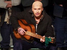 Пономарьов зробив наколки і поголився налисо