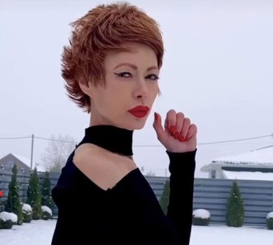 Тім Бертон аплодував би стоячи: Лебідь на снігу станцювала танок Венздей