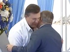 З'явилося відео, як Коломойський з Тігіпком вітали Януковича з 61-річчям