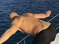 Радник Авакова Кива грає м’язами на тлі грецьких краєвидів. ВІДЕО