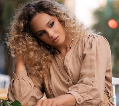 Білодід з кучерями та в міні посвітила ніжками посеред іспанської вулиці. ФОТО