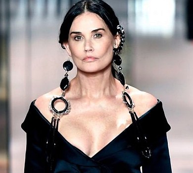 Не схожа на себе: 58-річна Демі Мур на подіумі шокувала змінами в обличчі